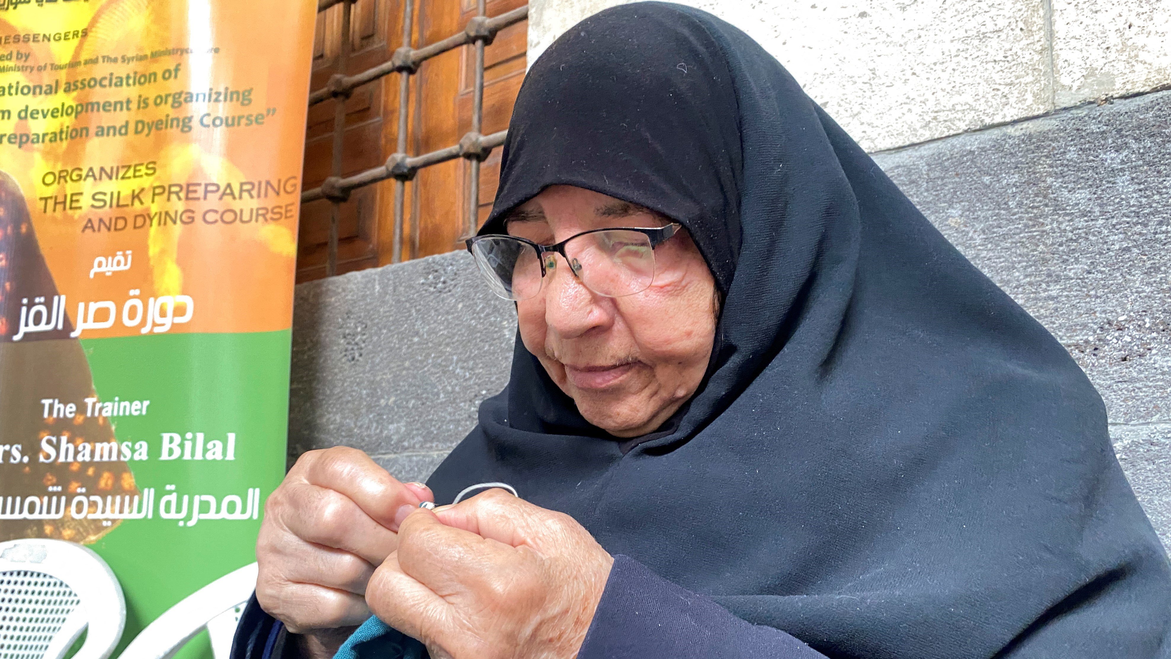 ثمانينية سورية تحافظ على فن حياكة وصباغة الحرير 