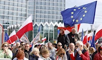 آلاف يشاركون في مسيرة للمعارضة في وارسو قبل انتخابات حاسمة