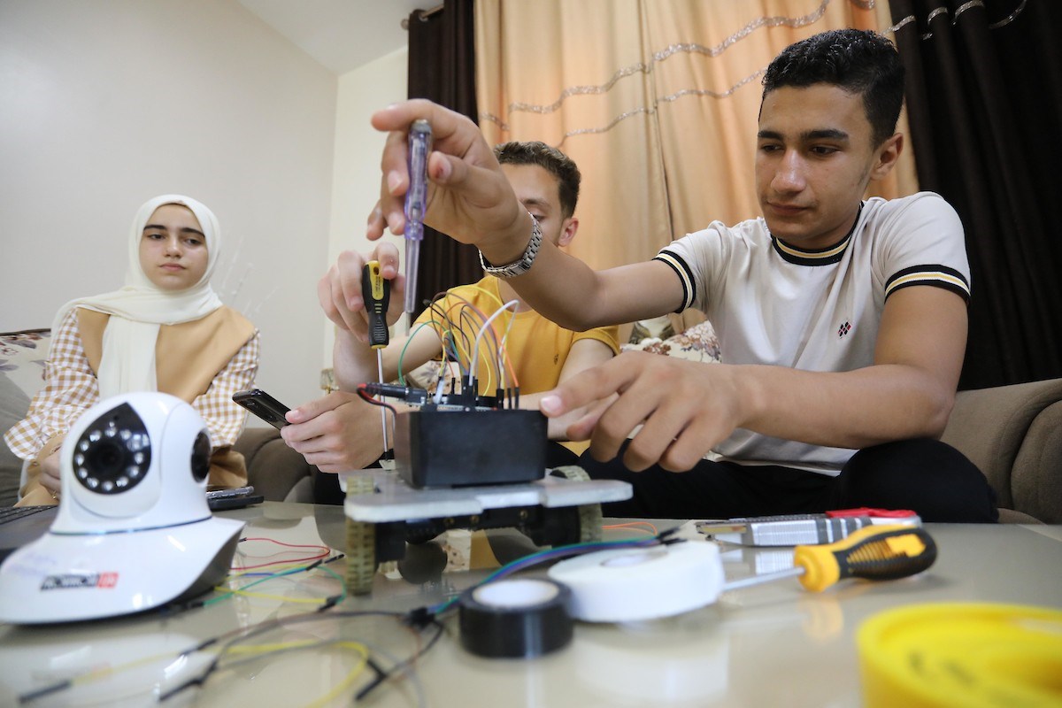 روبوت فلسطيني للبحث بين الأنقاض