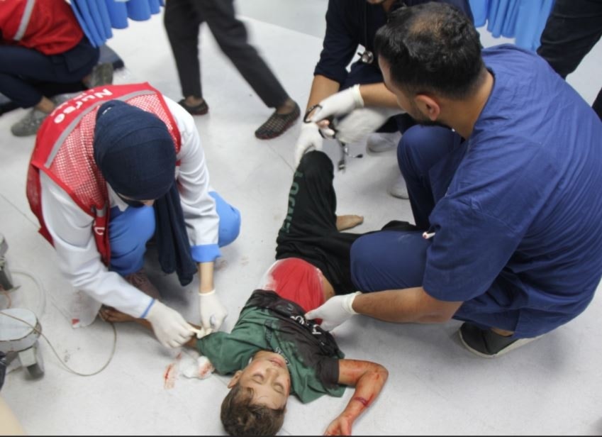 طفل فلسطيني ممدد على الأرض في إحدى مستشفيات غزّة، أصيب بعد عدوان إسرائيلي على القطاع