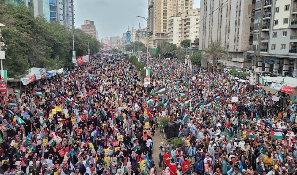 10 الآلاف يهتفون لفلسطين في باكستان