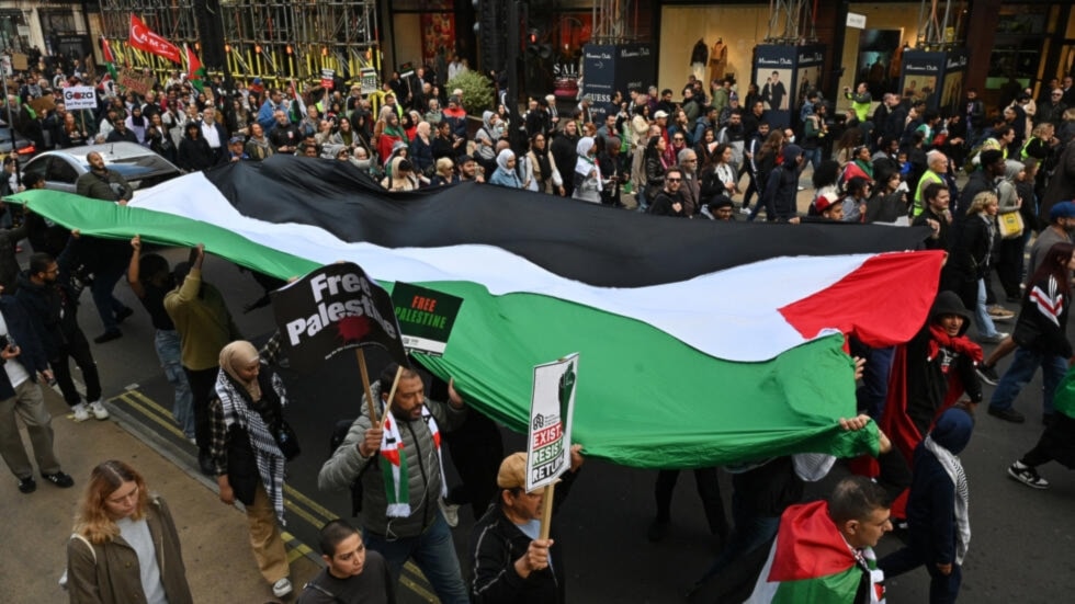 متظاهرون في العاصمة البريطانية لندن ينددون بجرائم الاحتلال الإسرائيلي في قطاع غزة (أرشيف)