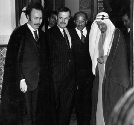 الملك السعودي فيصل بن عبد العزيز، الرئيس المصري أنور السادات، الرئيس السوري حافظ الأسد، الرئيس الجزائري هواري بومدين
