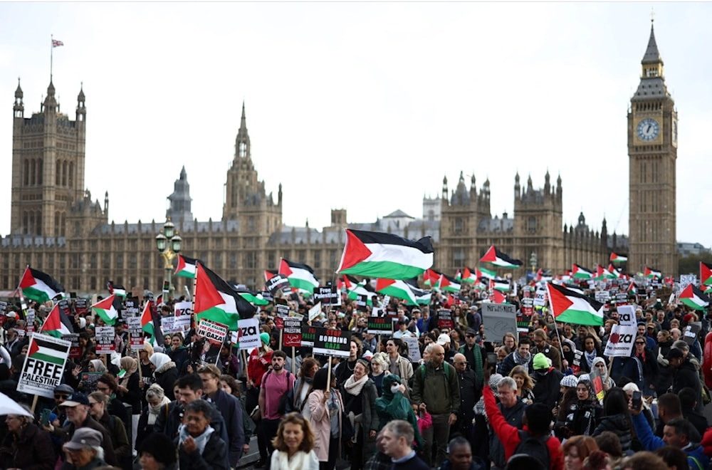  نظمت مجموعة من البريطانيين فعالية تضامنية مع الأطفال الفلسطينيين أمام وزارة الخارجية البريطانية في لندن