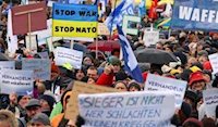 متظاهرون ألمانيون يحتجون في برلين على إرسال المساعدات العسكرية إلى ألمانيا (صورة أرشيفية)