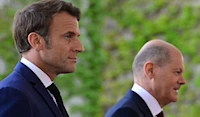 الرئيس الفرنسي إيمانويل ماكرون والمستشار الأوكراني أولاف شولتس