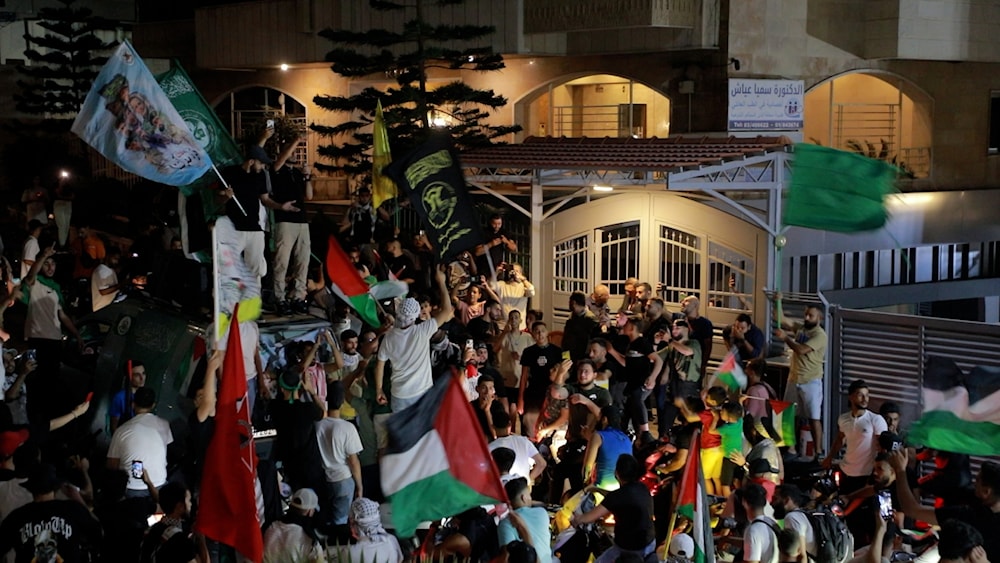 مئات الشبان الفلسطينيين يحتشدون أمام مبنى قناة الميادين في بيروت
