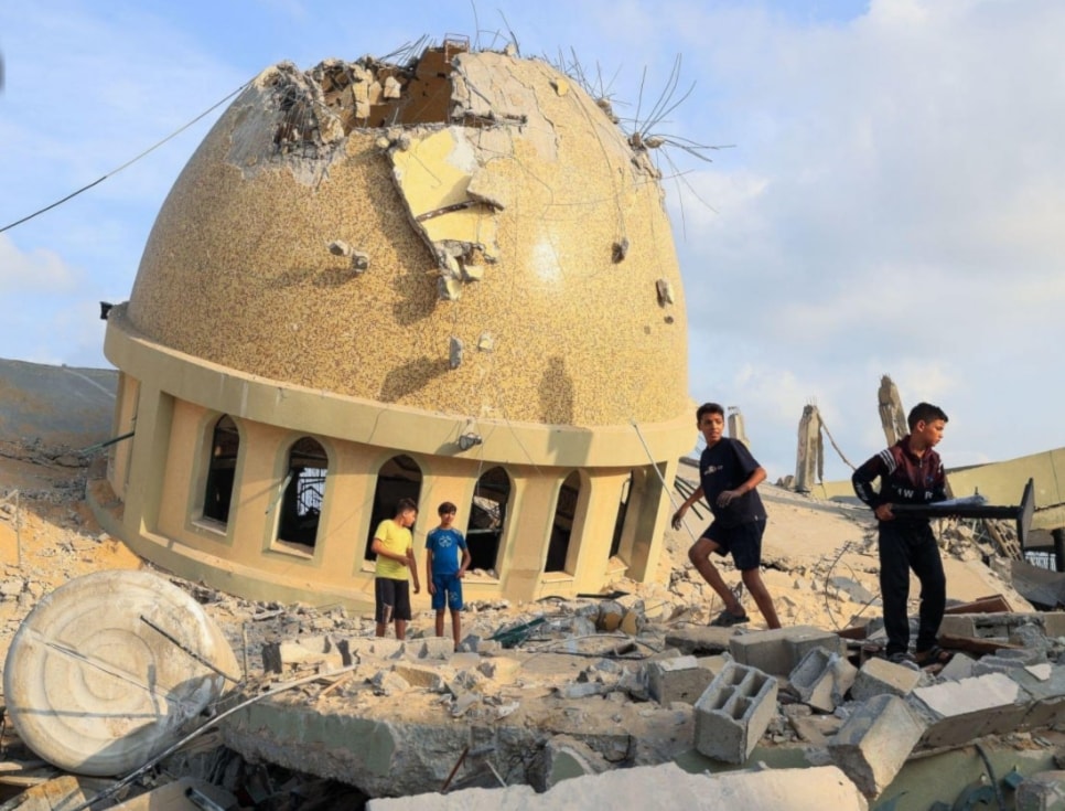 الاحتلال الإسرائيلي يقصف مسجداً في خانيونس جنوبي قطاع غزة (تواصل اجتماعي)