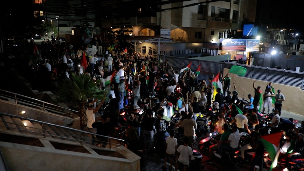 مئات الشبان الفلسطينيين يحتشدون أمام مبنى قناة الميادين في بيروت