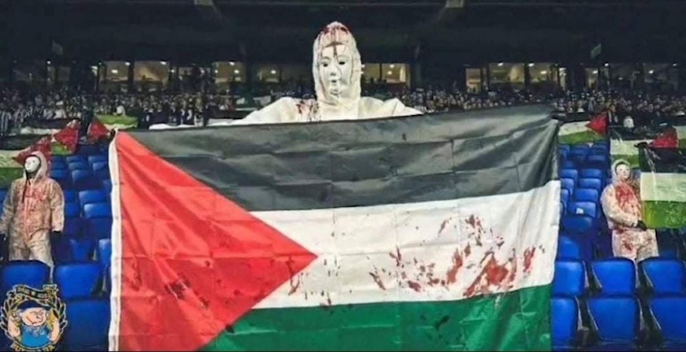 بملابس مُلطخة.. رسالة مدوية لفلسطين من جماهير ريال سوسيداد! (فيديو)