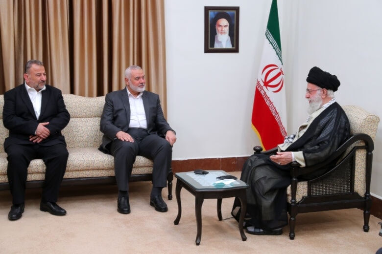 السيد خامنئي وهنية خلال لقائهما في طهران أول الشهر الجاري (أرشيف)