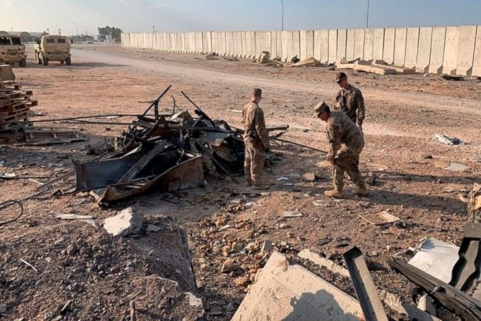 آثار القصف الذي طال قاعدة عين الأسد الأميركية في العراق