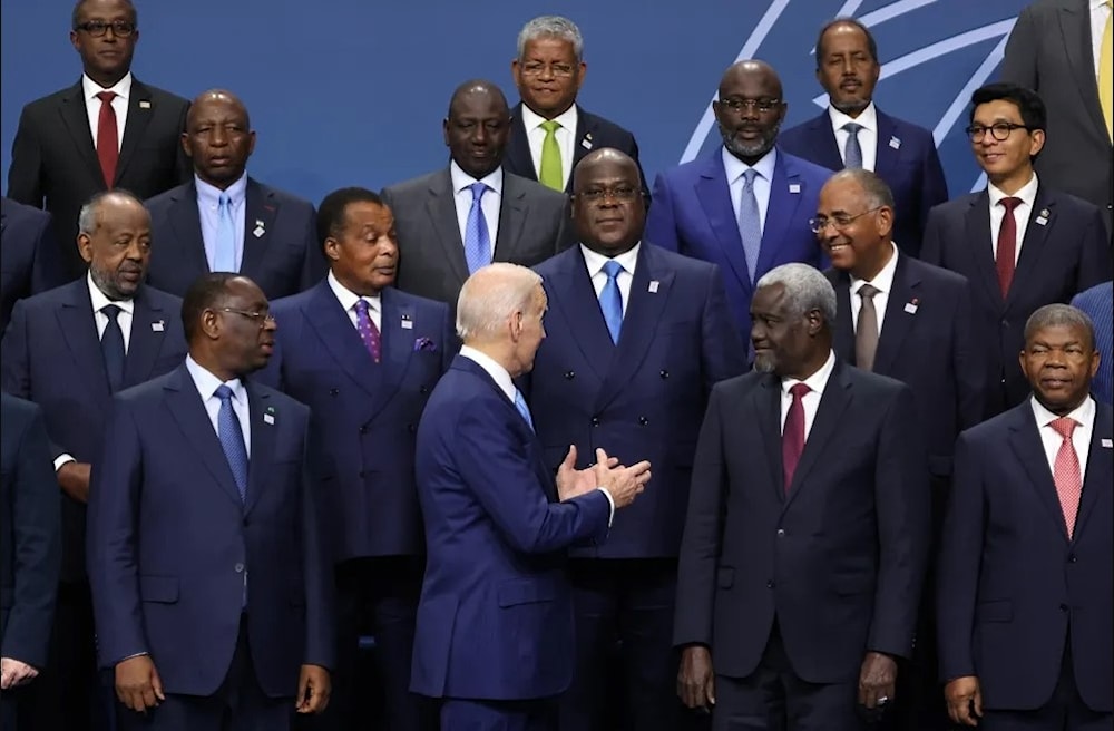 الرئيس الأميركي، جو بايدن، يتحدث إلى بعض القادة الأفارقة خلال القمة الأميركية الأفريقية في كانون أول/ديسمبر 2022، في واشنطن
