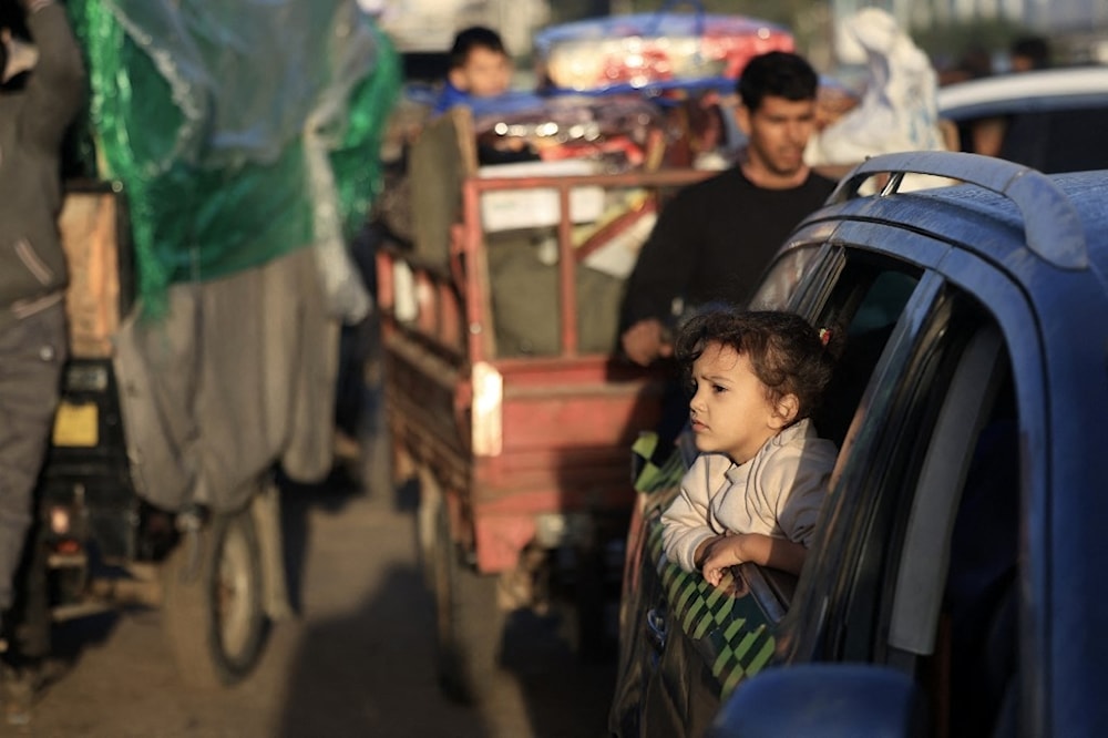 الفلسطينيون يعودون إلى منازلهم تزامناً مع بدء سريان الهدنة (أ ف ب)