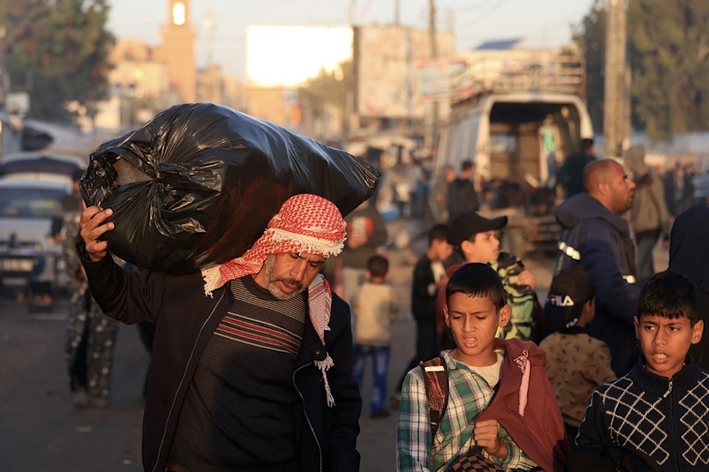 الاحتلال يخرق الهدنة ويطلق النار على الفلسطينيين العائدين إلى شمال غزّة