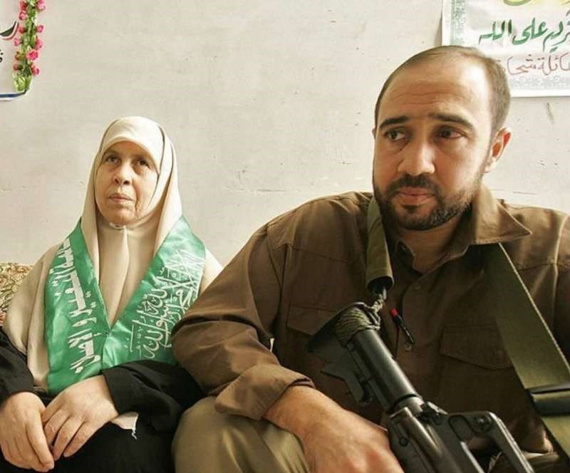 الشهيد فرحات مع الراحلة والدته 