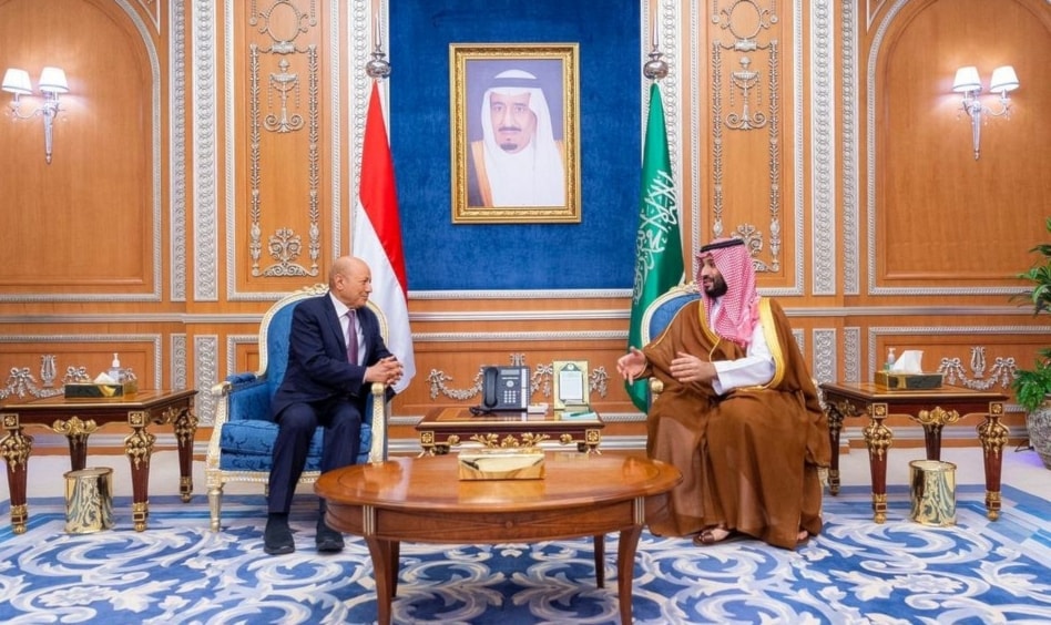ولي العهد السعودي محمد بن سلمان ورئيس مجلس الرئاسة اليمني رشاد العليمي (أرشيف/رويترز)