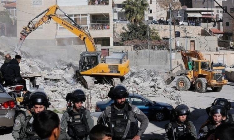 قوات الاحتلال الإسرائيلي تهدم بناية سكنية في القدس