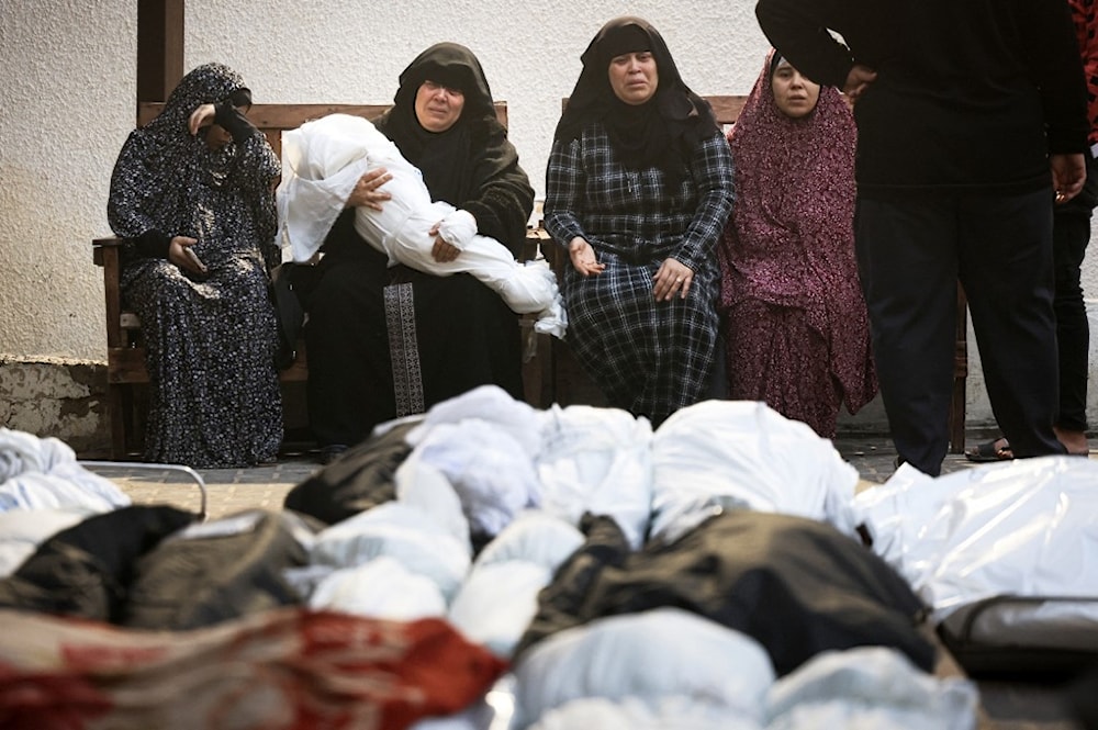 فلسطينيون يودعون أحبائهم الذين قتلهم القصف الإسرائيلي اليوم الخميس، في مستشفى النجار في رفح، جنوب قطاع غزة (أ ف ب)