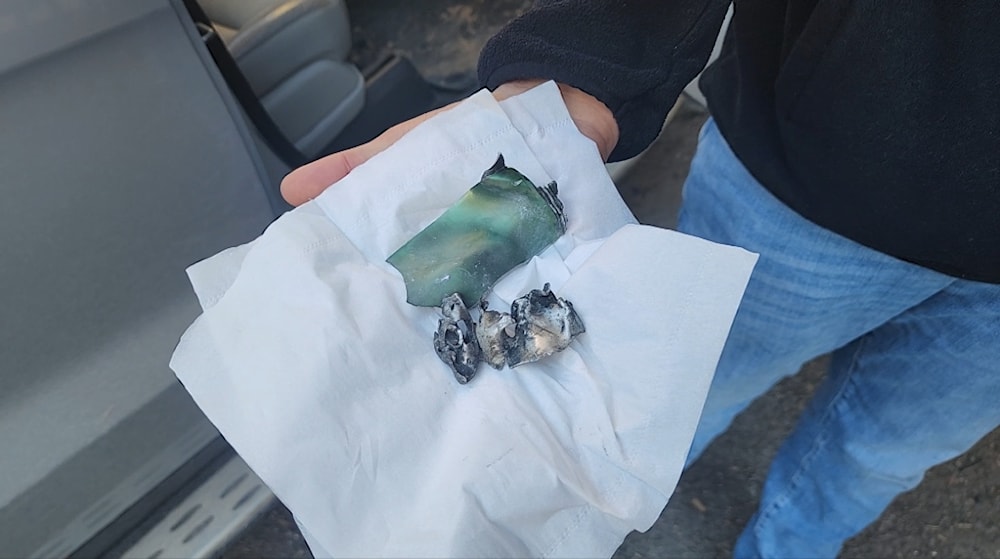 شظايا الصاروخ الذي استهدف السيارة في شارع عمان بمخيم نابلس بالضفة الغربية المحتلة