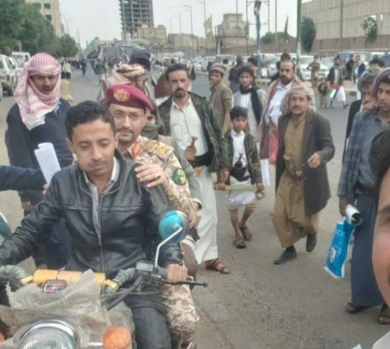سائق دراجة نارية يوصل العميد سريع إلى ميدان السبعين لإلقاء بيان عسكري