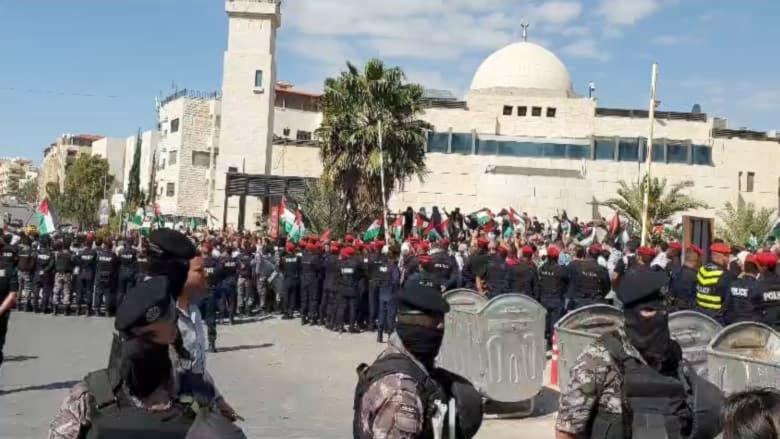 تظاهر الأردنيون في العاصمة عمان قرب مقر السفارة الأميركية دعماً لغزة ونديداً بالعدوان الإسرائيلي (أرشيف)