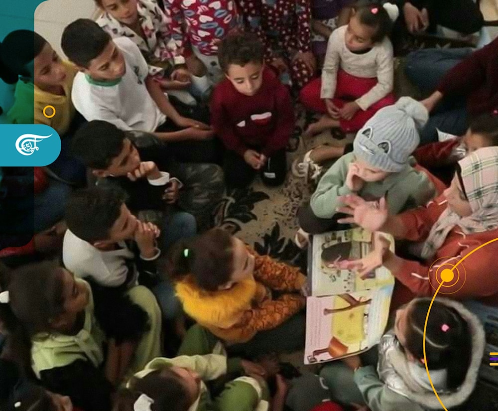 في مواجهة حرب التجهيل الإسرائيلية.. متطوعون في غزة يدرّسون الأطفال في مراكز الإيواء