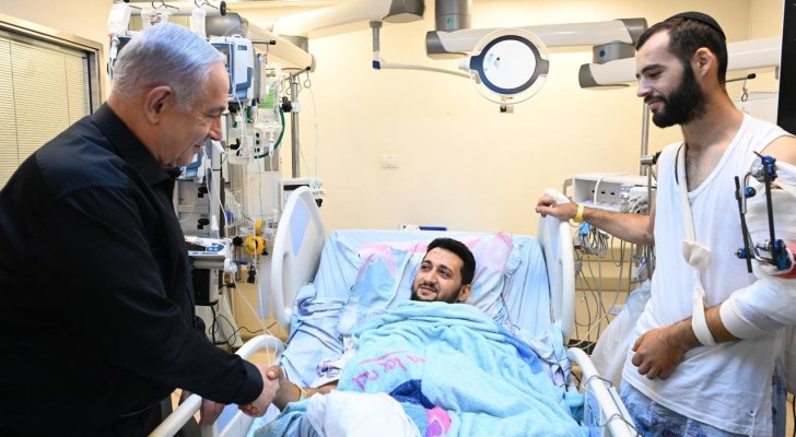 نتنياهو في زيارة أحد الجنود المصابين في الحرب على غزة