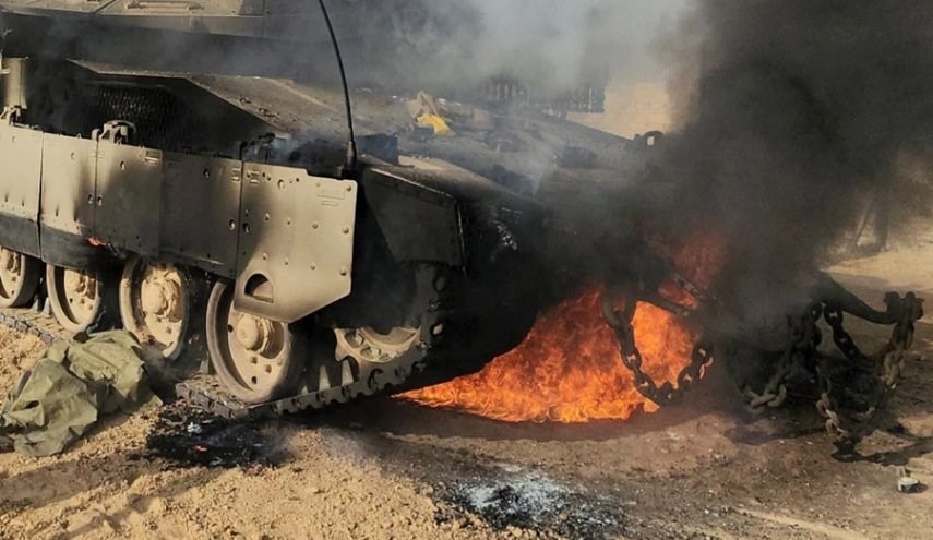 استهداف المقاومة الفلسطينية لإحدى آليات الاحتلال خلال توغلها في غزة 