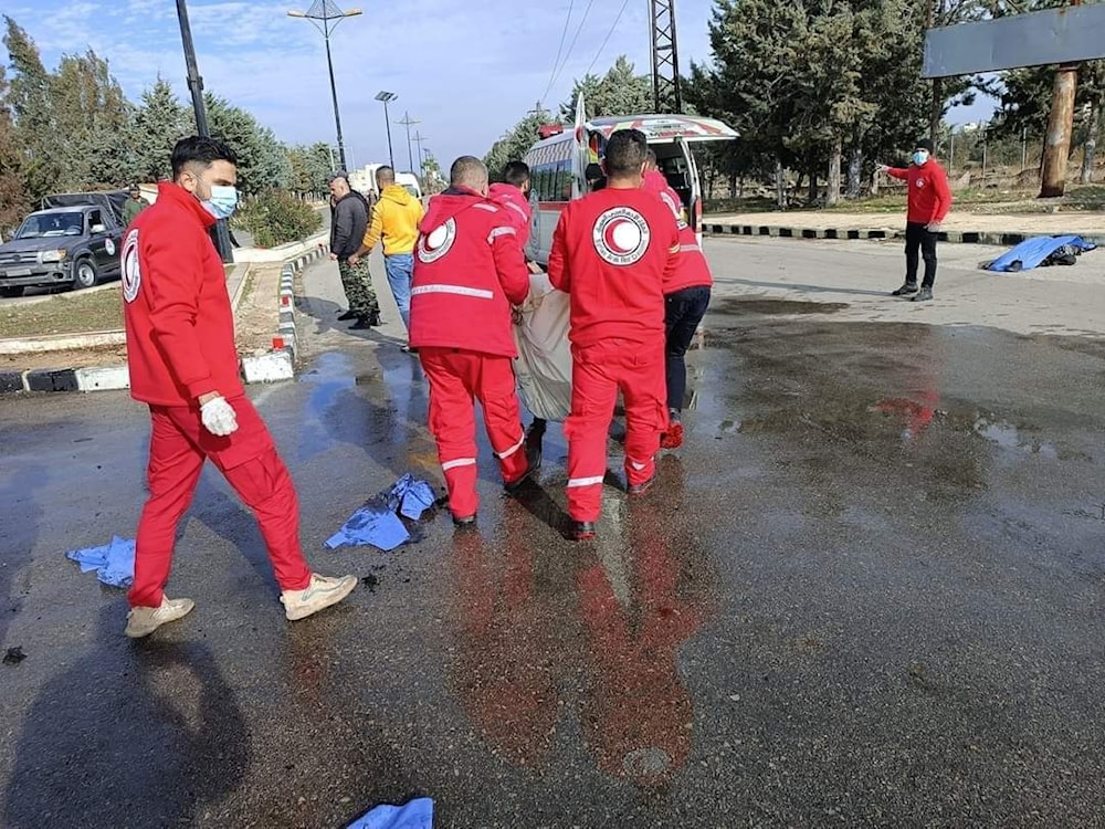 فرق من الهلال الأحمر السوري تعمل على نقل جثث الشهداء إلى مستشفى أباظة في محافظة القنيطرة