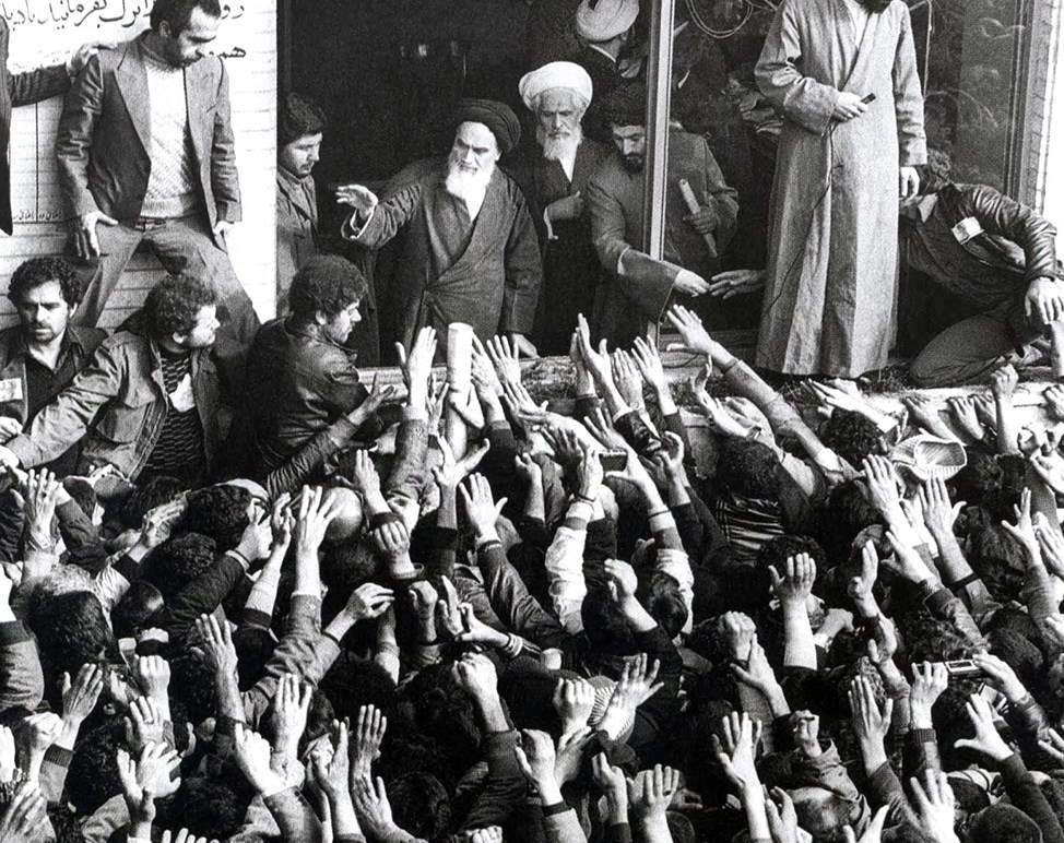 الإمام الخميني مسلماً على الجماهير خلال اجتماعاته اليومية في المدرسة العلوية عام 1979