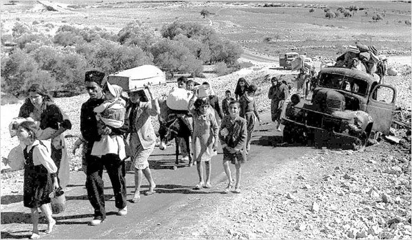 فارون فلسطينيون من قراهم في شمال فلسطين في طريقهم إلى لبنان عام 1948.