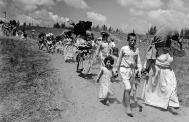 عائلات فلسطينية خلال هروبها من قرى قرب حيفا شمال فلسطين عام 1948.