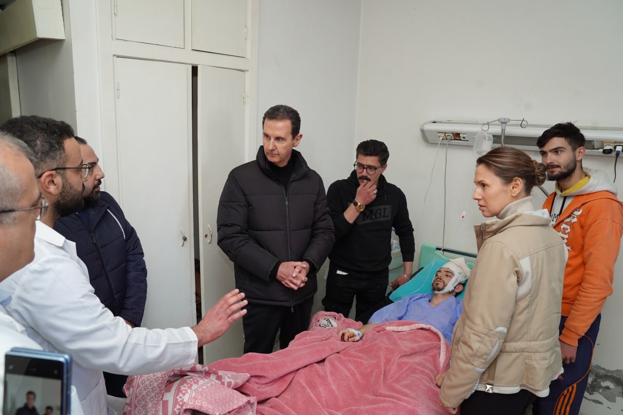 الرئيس السوري يزور المصابين جراء الزلزال في مشفى باللاذقية