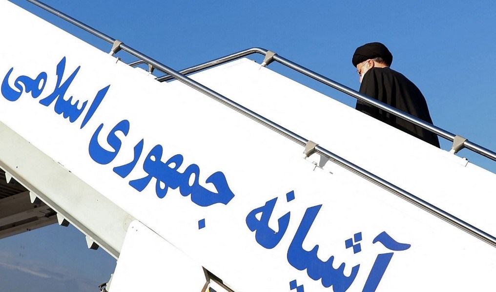 رئيسي أثناء مغادرته مطار مهرآباد في طهران (أرشيف).