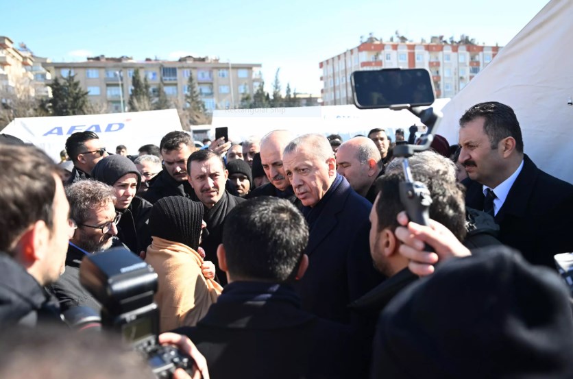 الرئيس التركي رجب طيب إردوغان يلتقي منكوبين لجأوا إلى خيم أقامتها الحكومة، خلال زيارته مدينة كهرمان مرعش بجنوب البلاد في 8 شباط/فبراير 2023 