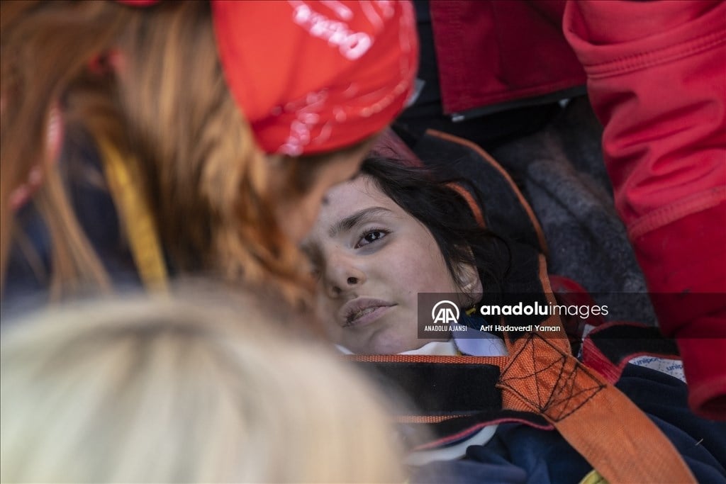 طفلة ناجية من الزلزال تمّ انتشالها اليوم في تركيا بعد 10 أيام من وجودها تحت الأنقاض
