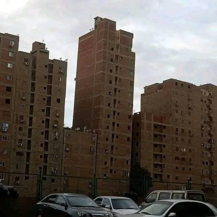 بناء مائل في الجيزة يشغل المصريين: على وشك السقوط