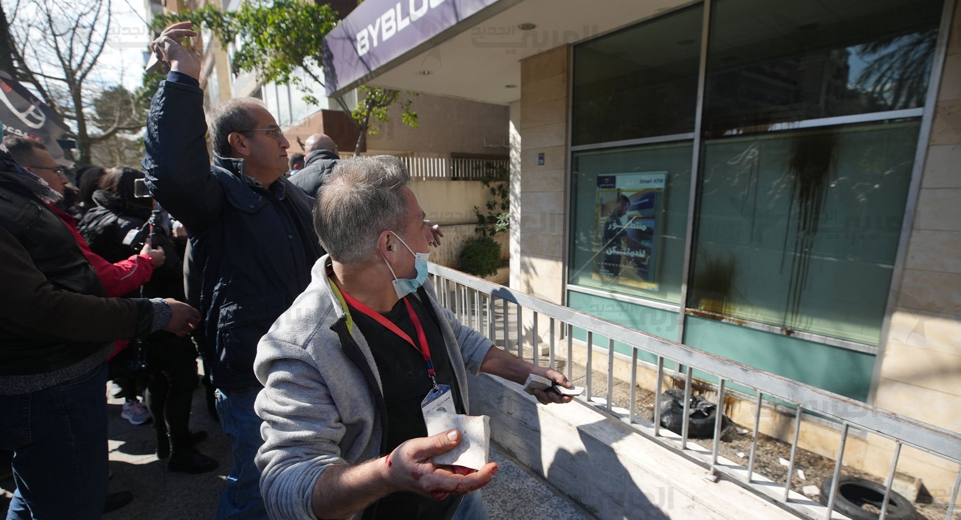 لبنان: الدولار يتخطى الـ80 ألف ليرة.. ومحتجون يهاجمون المصارف