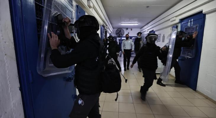 الأسرى يواصلون العصيان.. والاحتلال يشرع بتنفيذ عقوباتٍ قاسية ضدهم