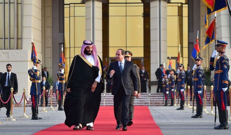 بلومبرغ تكشف عن أمر تنتظره دول الخليج لضخّ مليارات الدولارات لمصر