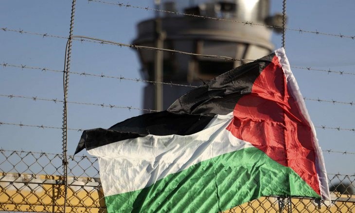 سجون الاحتلال تعيش حالة من الغليان.. والأسرى يخوضون إضراباً عن الطعام