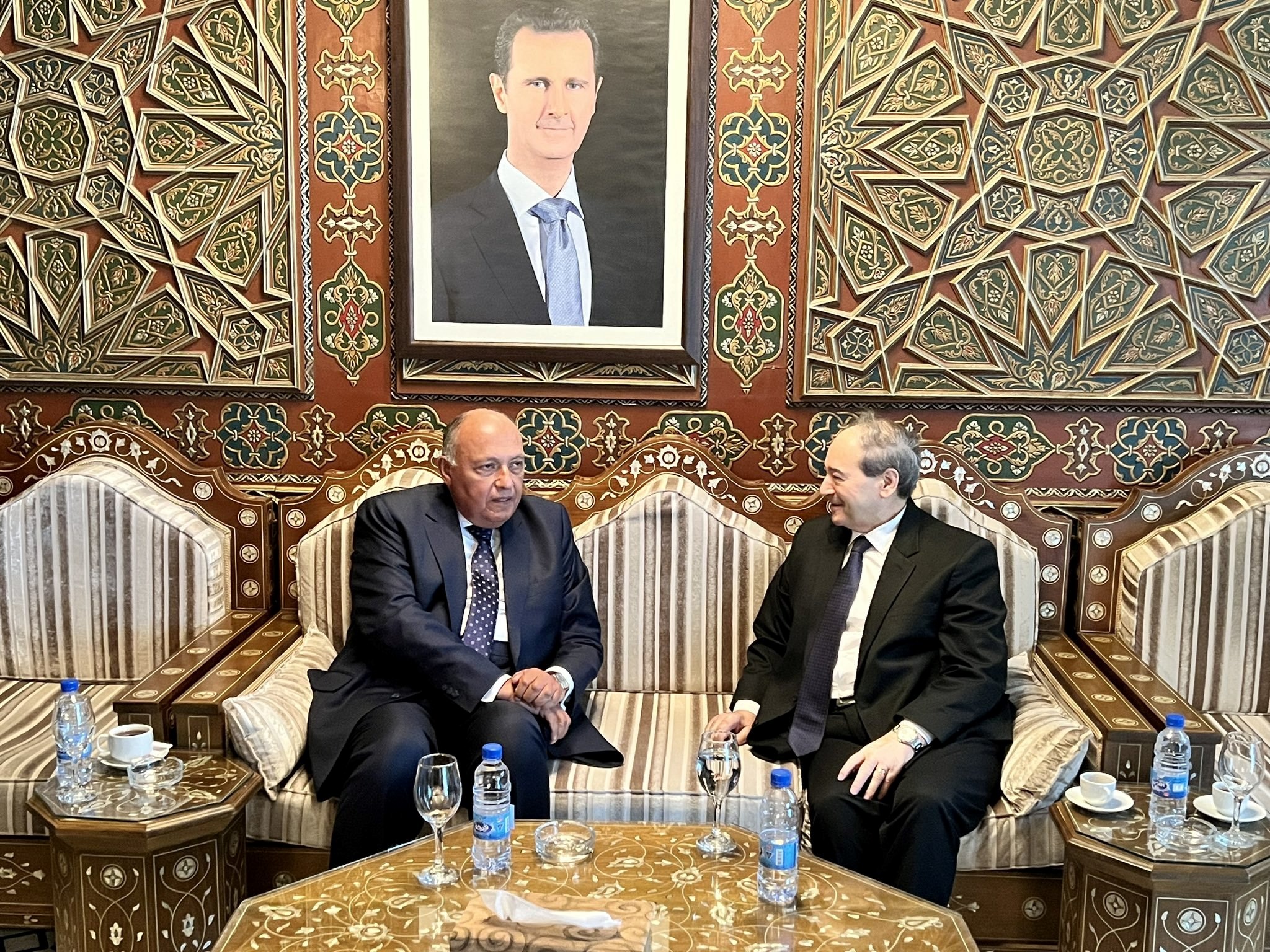 وزير الخارجية السوري فيصل المقداد ونظيره المصري سامح شكري في مطار دمشق الدولي