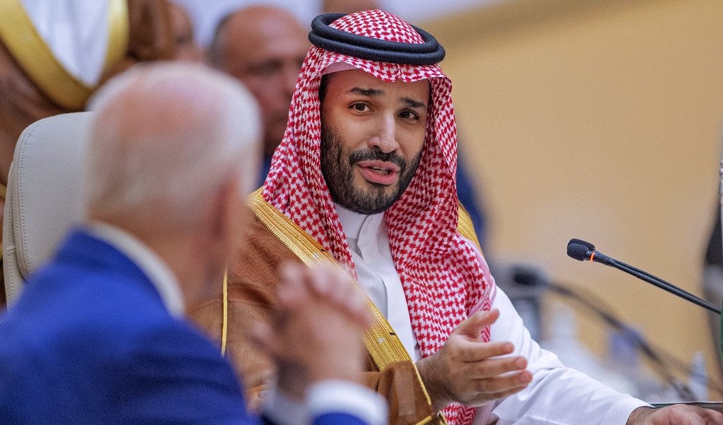  بن سلمان يتحدث إلى الرئيس الأميركي جو بايد خلال قمة جدة للأمن والتنمية (أرشيف).