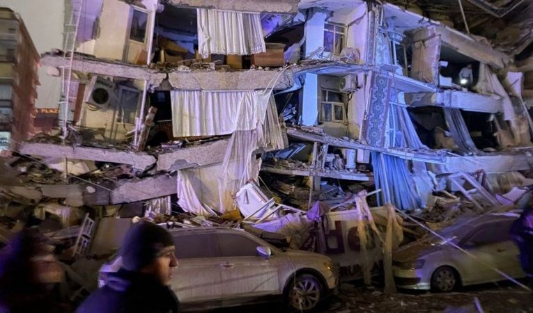 عشرات القتلى والجرحى جرّاء زلزال ضرب تركيا وسوريا ووصل إلى لبنان