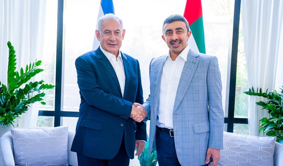 رئيس حكومة الاحتلال بنيامين نتنياهو ووزير الخارجية الإماراتي عبد الله بن زايد (صورة أرشيفية) 