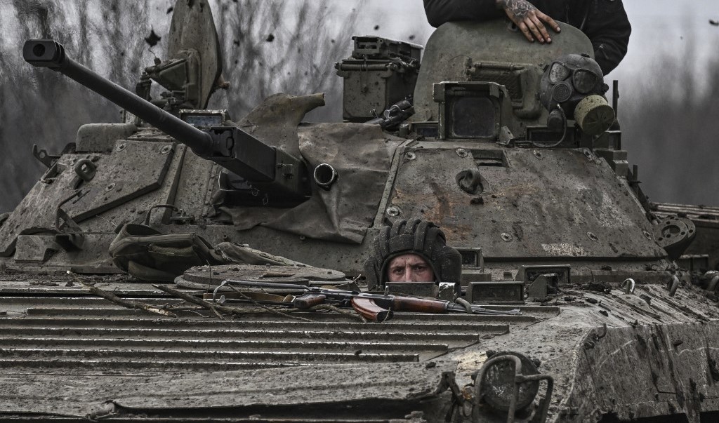 جندي أوكراني يقود دبابة BMP-2 أثناء تحركه نحو مدينة باخموت (أرشيف).
