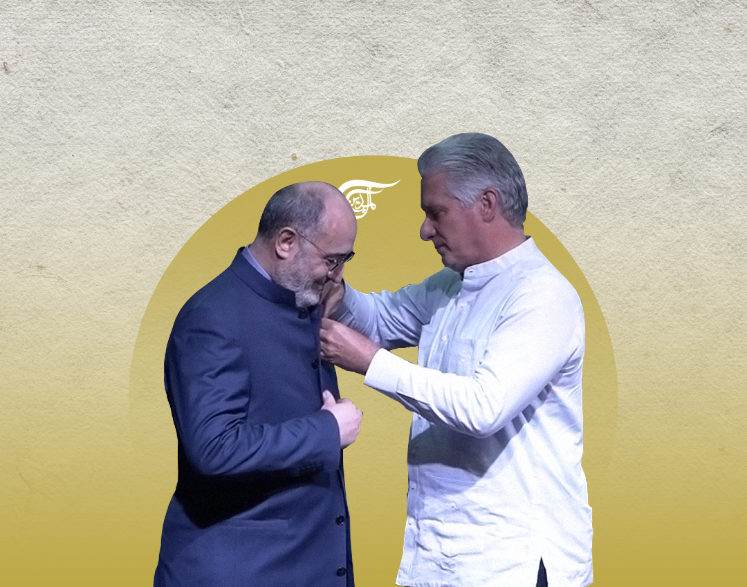 الرئيس الكوبي مقلّداً بن جدو وسام الصداقة