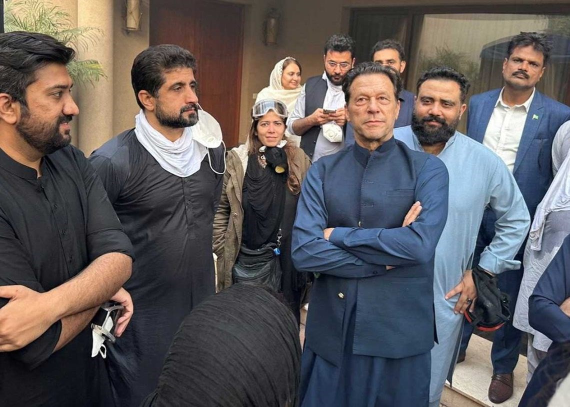 عمران خان وسط مناصريه