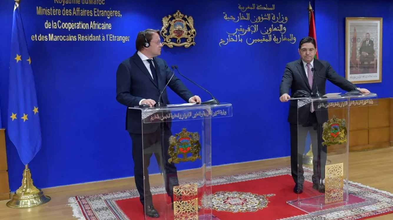 مؤتمر صحافي مشترك للمفوض الأوروبي أوليفر فاريلي مع وزير الخارجية المغربيناصر بوريطة في المغرب